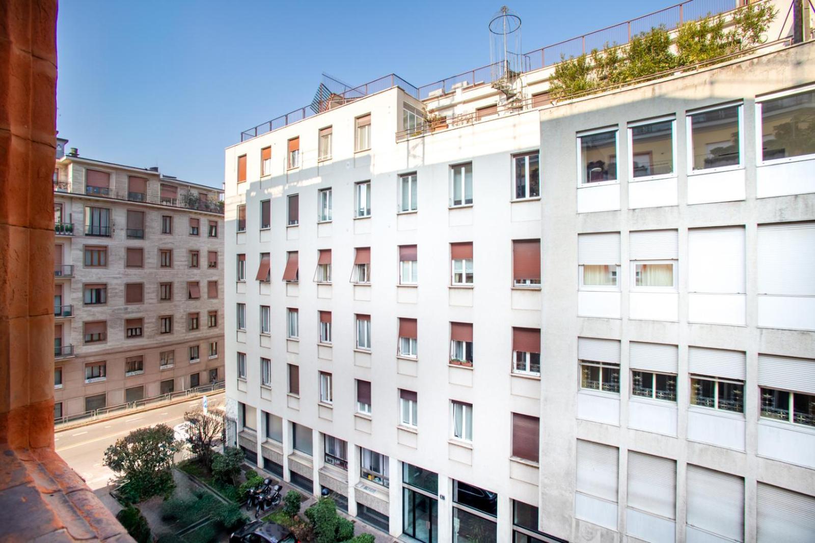 Cool And Big Duomo - White Apartment Mailand